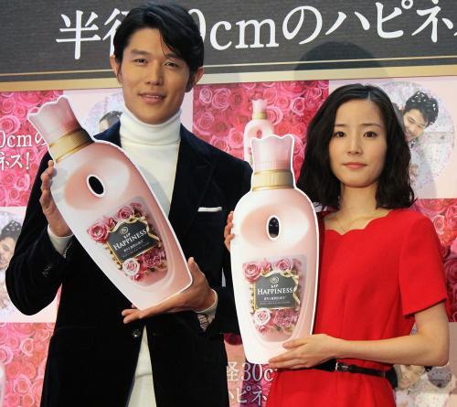 【画像・写真】鈴木亮平　蓮佛美沙子が「キュンとした」ハグの方法とは？