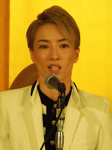 宝塚・早霧せいなが退団会見　咲妃みゆとのダブル退団に「いい記念日になった」