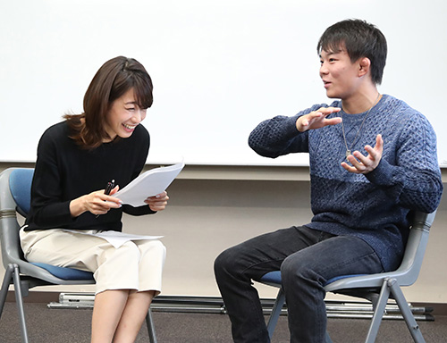 樋口黎と談笑する加藤綾子（左）