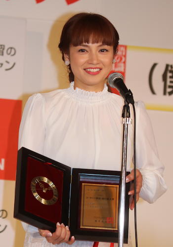 「２０１６ユーキャン新語・流行語大賞」表彰式、トップテン入りした「（僕の）アモーレ」の受賞者として登壇した平愛梨
