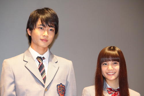 「イタズラなＫｉｓｓ　ＴＨＥ　ＭＯＶＩＥ～ハイスクール編～」大ヒット舞台あいさつに登場した（左から）佐藤寛太、美沙玲奈