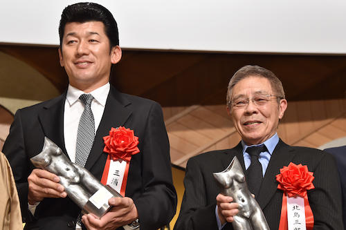 「平成２８年度ゆうもあ大賞」表彰式に出席した三浦大輔氏（左）と北島三郎