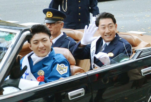 大阪府警南署の一日署長に就任し、オープンカーで御堂筋をパレードする歌舞伎俳優の八代目中村芝翫。左は長男の四代目橋之助