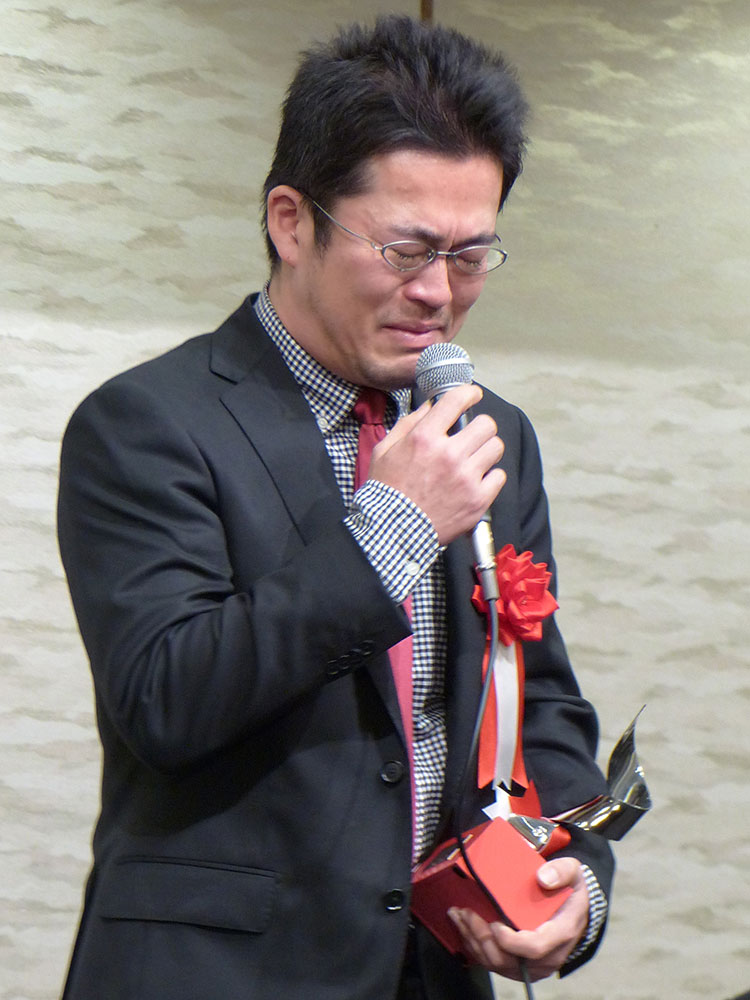 「新藤兼人賞２０１６」の授賞式で感極まり号泣する中野量太監督