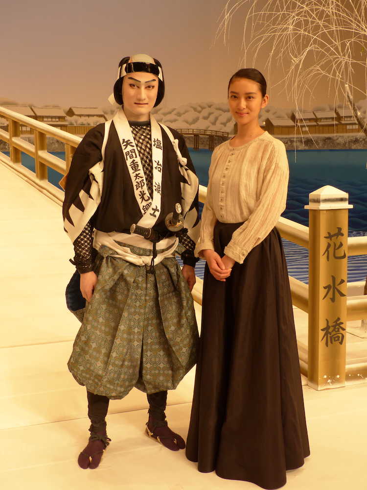 歌舞伎公演「仮名手本忠臣蔵」に出演中の中村隼人を激励に訪れた武井咲