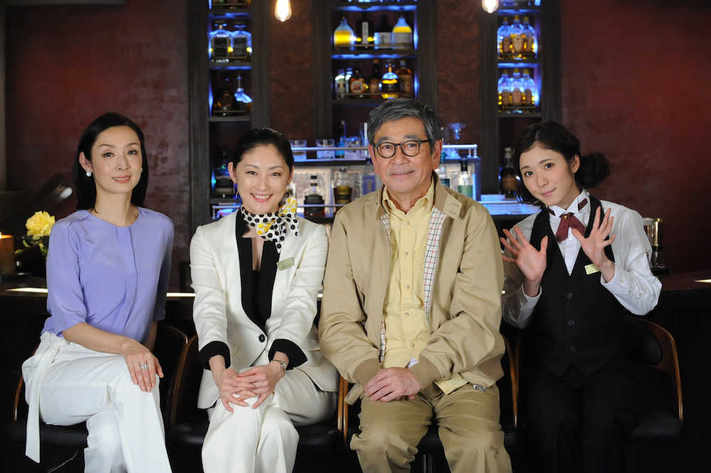 テレビ朝日「やすらぎの郷」に出演する（左から）草刈民代、常盤貴子、石坂浩二、松岡茉優