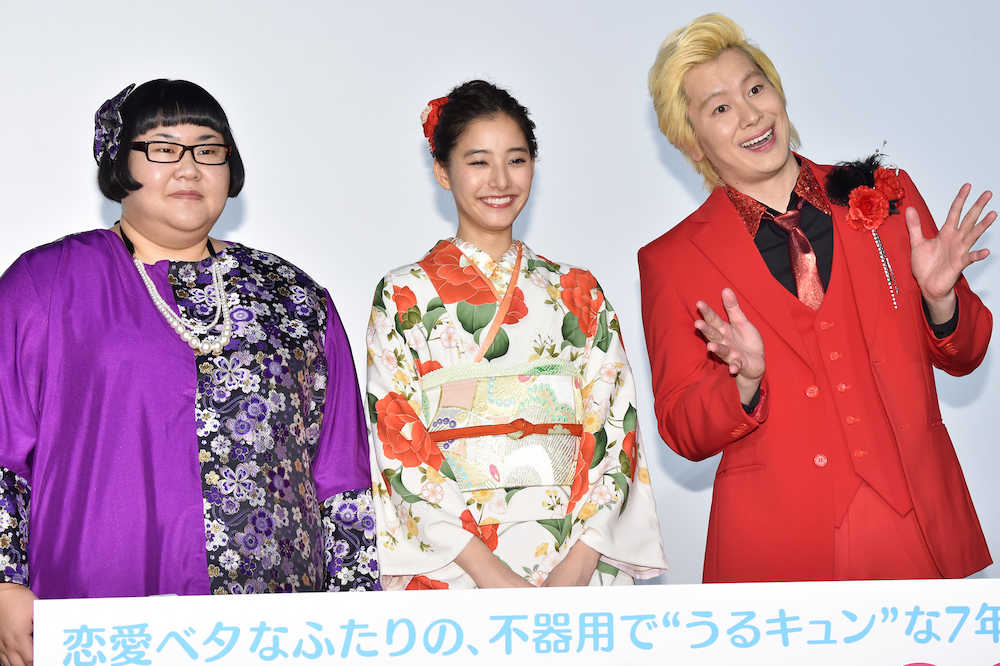 映画「僕らのごはんは明日で待ってる」公開直前イベントに出席した（左から）安藤なつ、新木優子、カズレーザー