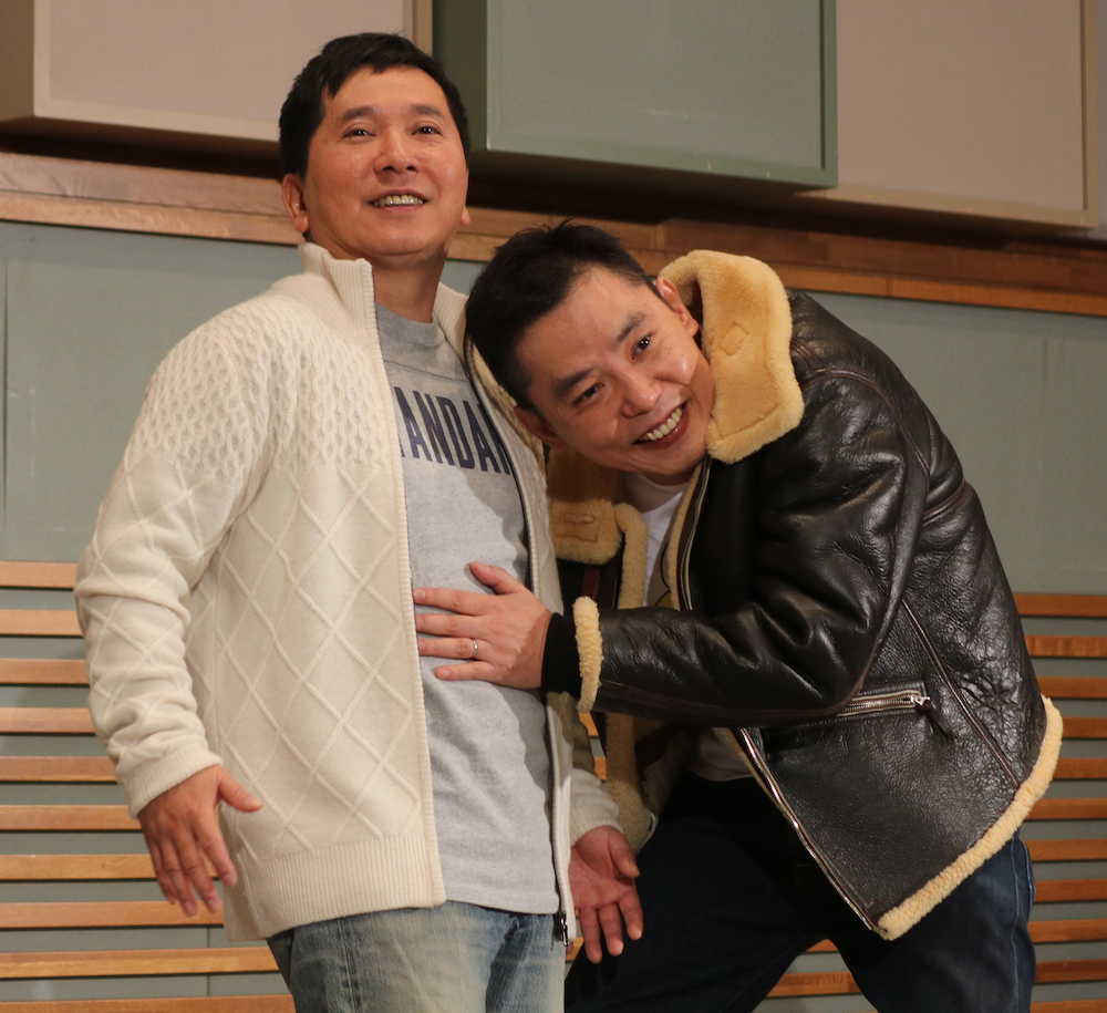 山口もえ妊娠発表で囲み取材に応じた爆笑問題の田中裕二（左）と太田光