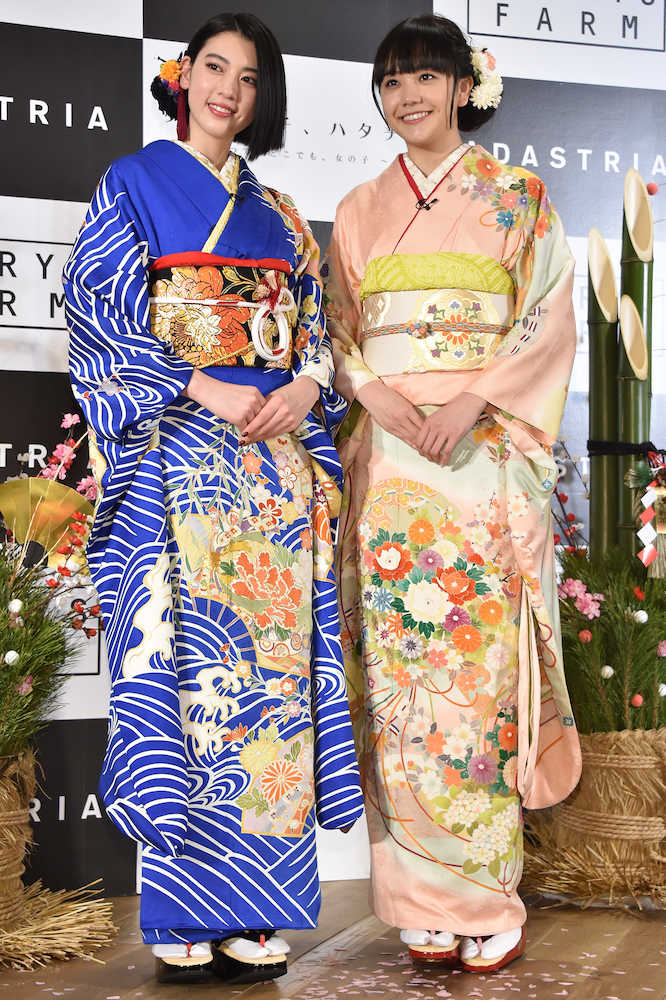 “ドッキリ”成人記者会見に出席した三吉彩花（左）と松井愛莉