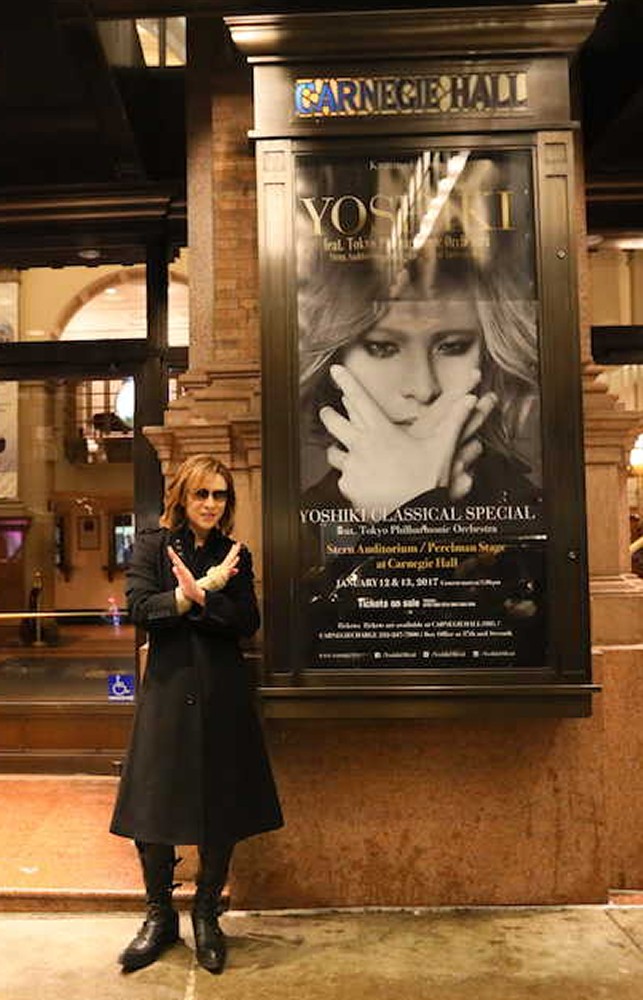 【画像・写真】カーネギーホールの看板をバックに「Ｘ」ポーズを取るＹＯＳＨＩＫＩ