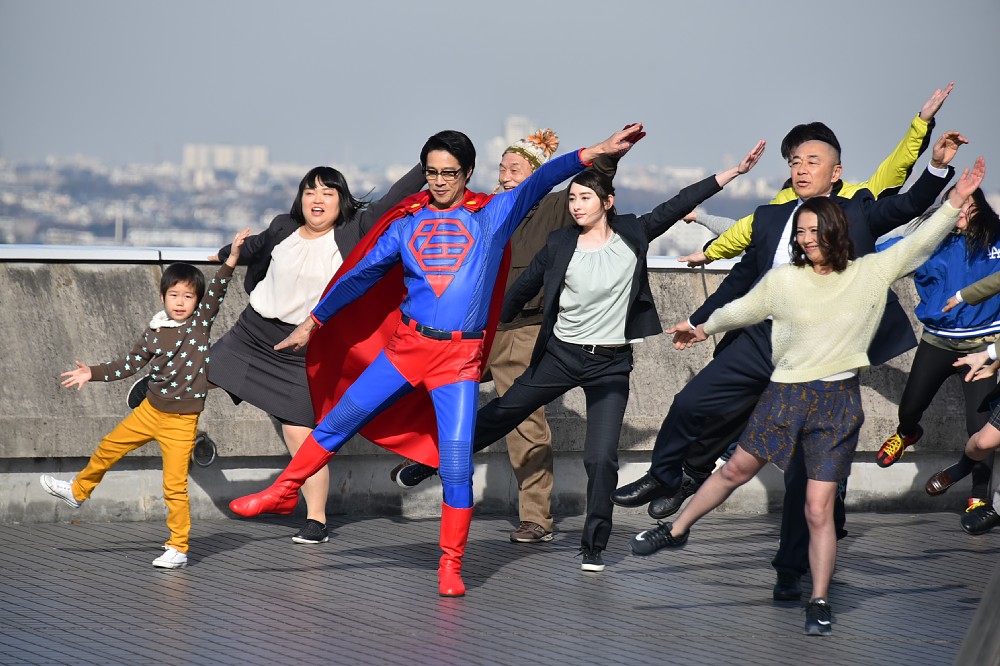 「スーパーサラリーマン左江内氏」のエンディングでダンスを披露する堤真一ら出演者（Ｃ）日本テレビ