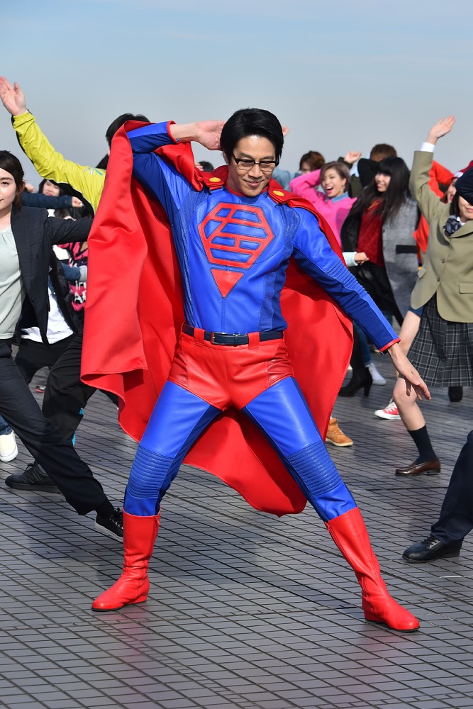 「スーパーサラリーマン左江内氏」のエンディングでダンスを披露する堤真一（手前）ら出演者（Ｃ）日本テレビ