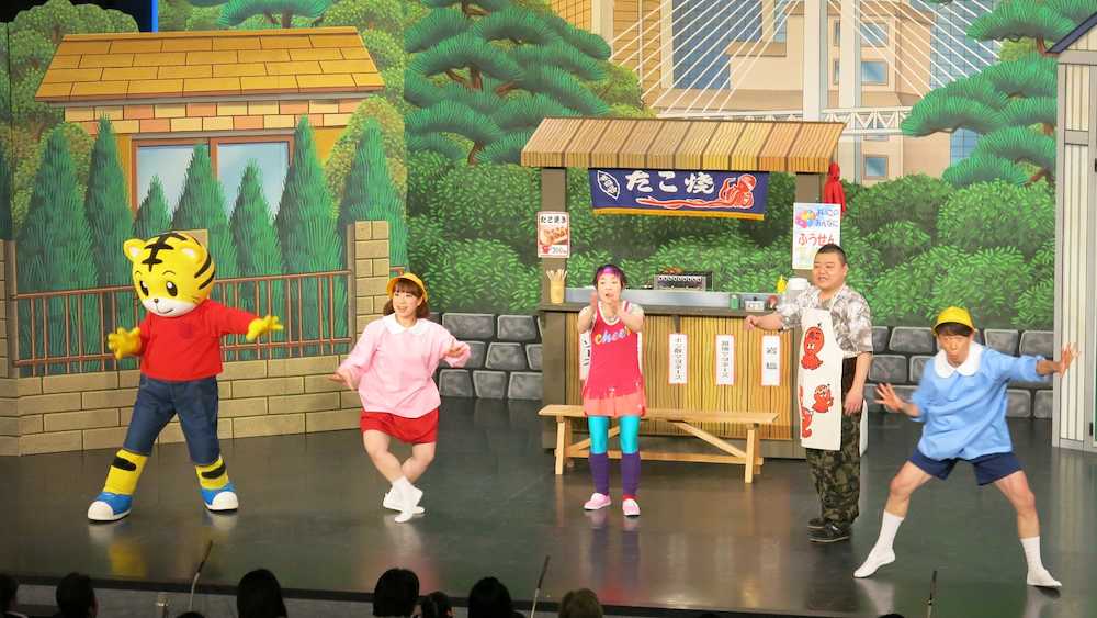 「しまじろう新喜劇」でダンスする（左から）しまじろう、森田まりこ、山田花子、川畑泰史、西川忠志
