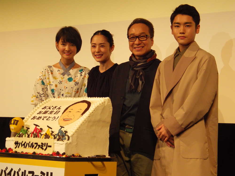 映画「サバイバルファミリー」の試写会で小日向文世（左から３番目）の誕生日を祝う出演者（左から）葵わかな、深津絵里、泉澤祐希