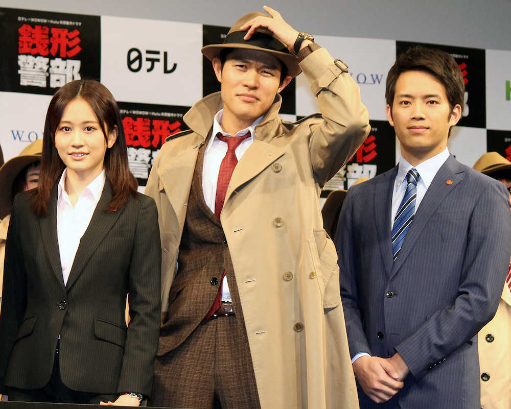 ドラマ「銭形警部」完成披露試写に出席した（左から）前田敦子、鈴木亮平、三浦貴大