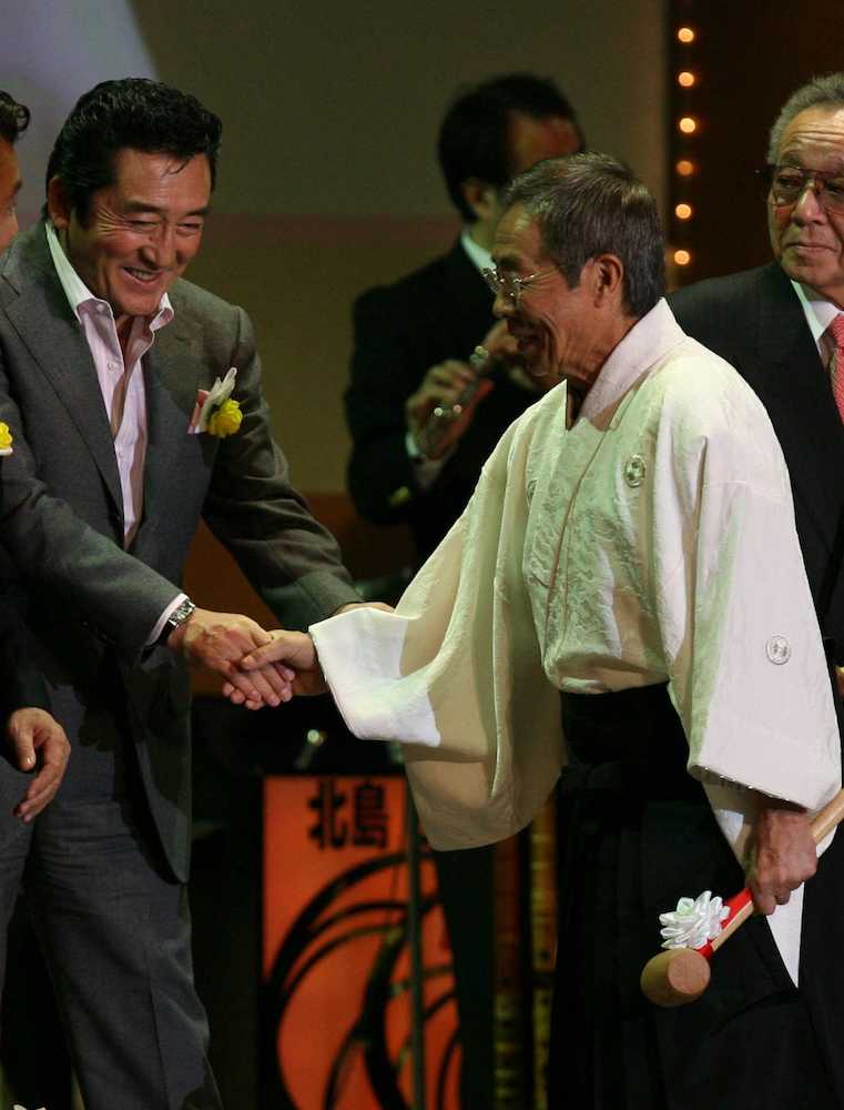２００６年の芸道４５周年パーティーで松方弘樹さん（左）の祝福を受ける北島三郎