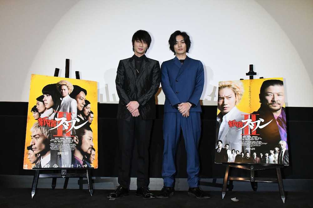 映画「新宿スワン２」のヒット記念舞台あいさつに登壇した綾野剛（左）と久保田悠来。