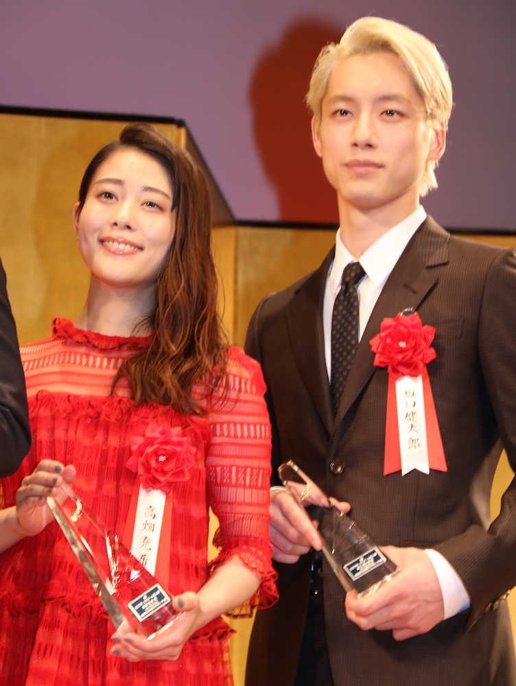 「２０１７年エランドール賞」授賞式に出席した新人賞受賞の高畑充希（左）と坂口健太郎