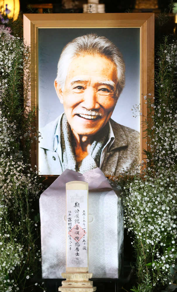 藤村俊二さん　かすみ草で別れ　献花の会に約６００人参列