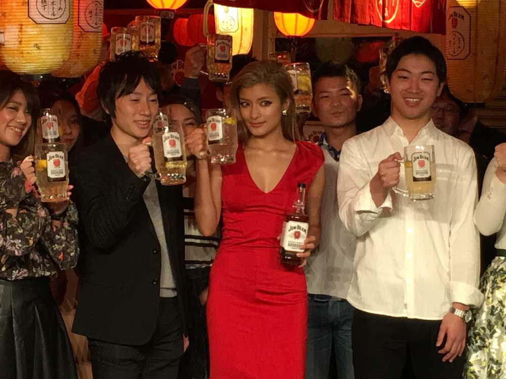 ローラ、横丁客と乾杯　絶品揚げ物登場も「さっき大きなパン食べちゃった」