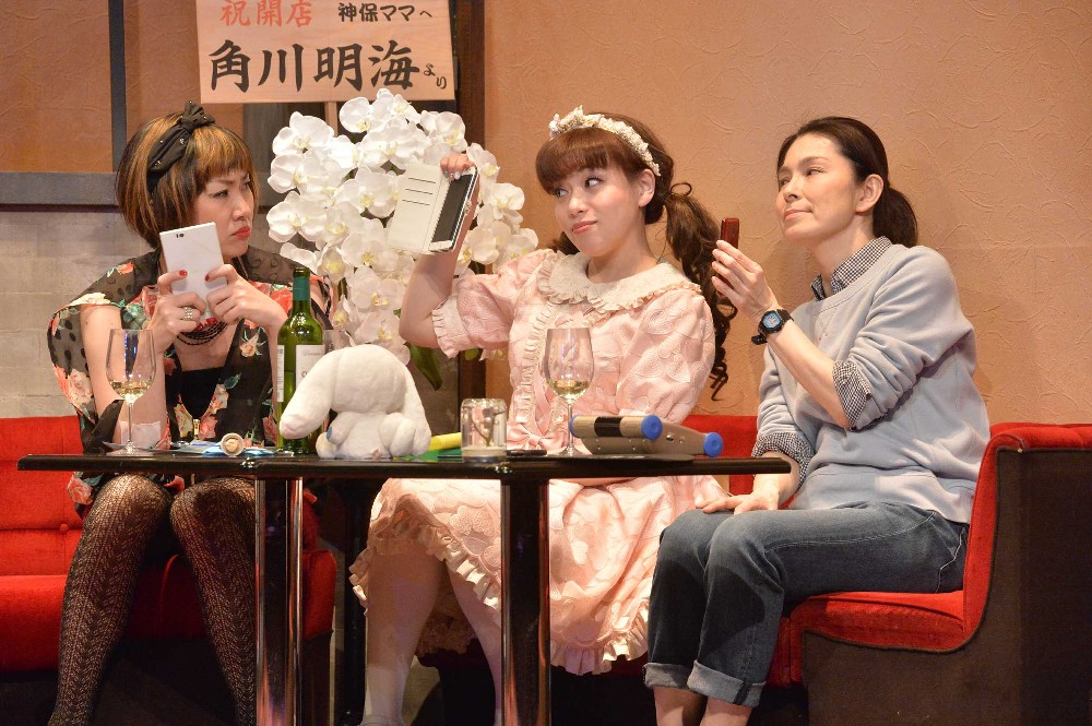 根本宗子の新作舞台「皆、シンデレラがやりたい。」の１場面（左から猫背椿、新谷真弓、高田聖子）