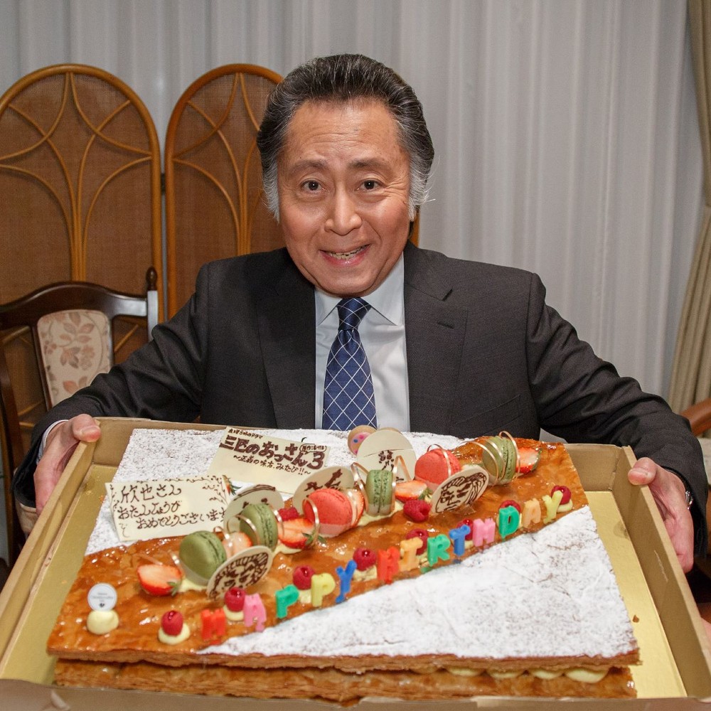 北大路欣也　74歳誕生日を「三匹のおっさん」で祝福　特大ケーキ贈られ笑顔