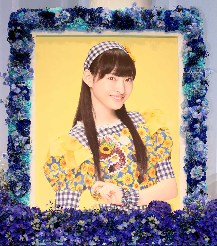 ＜私立恵比寿中学　松野莉奈さんを送る会＞祭壇に飾られた松野莉奈さんの写真