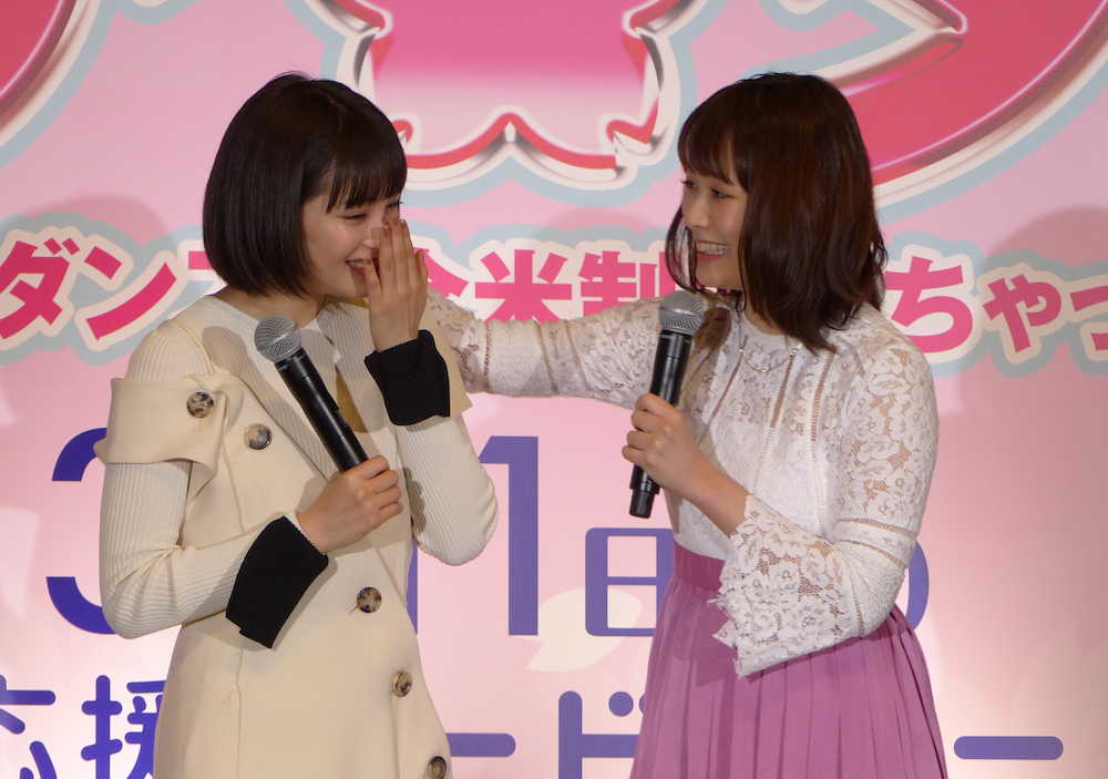 映画「チア☆ダン」のイベントで、大原櫻子（右）が歌う主題歌を聞いて感涙する広瀬すず