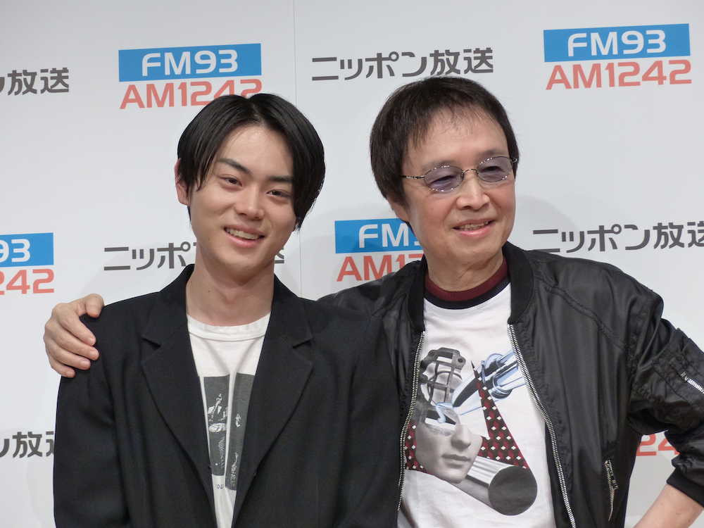 菅田将暉（左）の肩を抱き笑顔を見せる吉田拓郎
