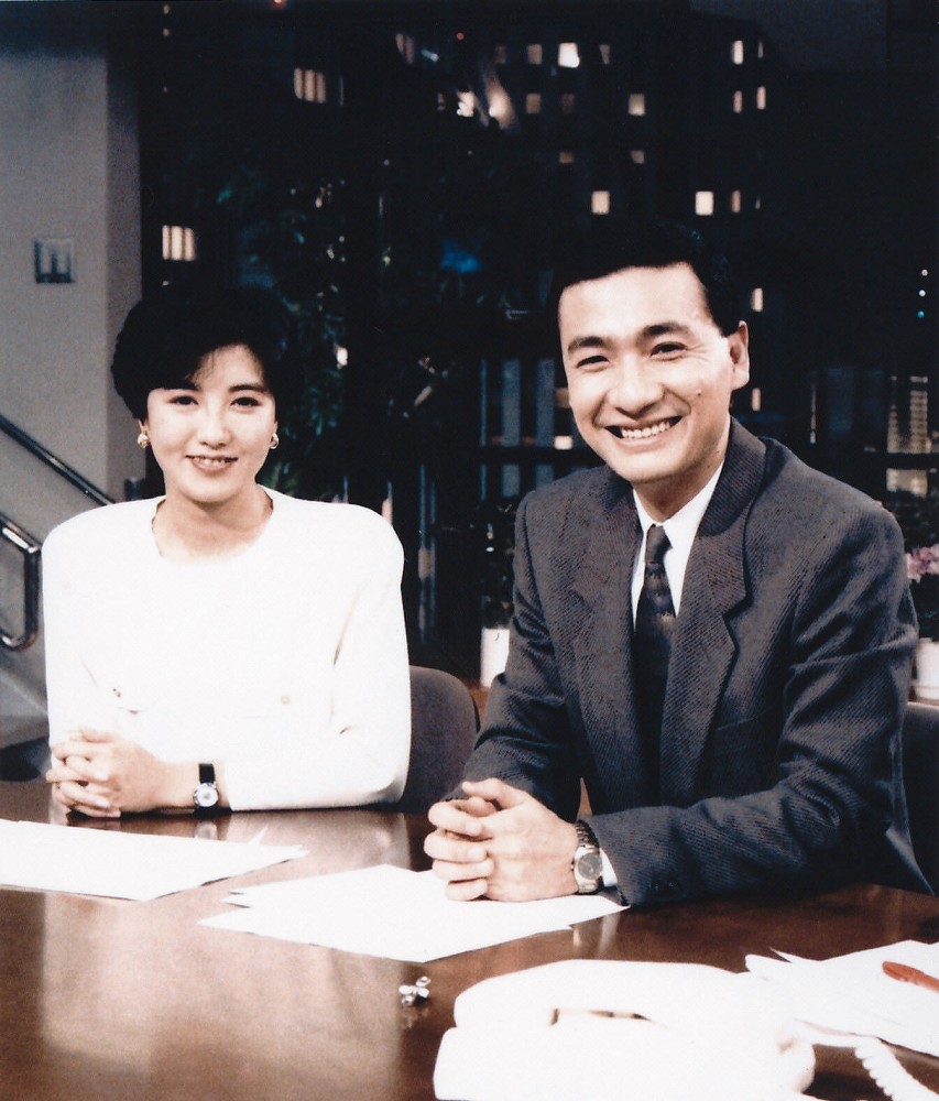「ニュースステーション」第１回放送時の久米宏（右）と小宮悦子（１９８５年１０月７日）