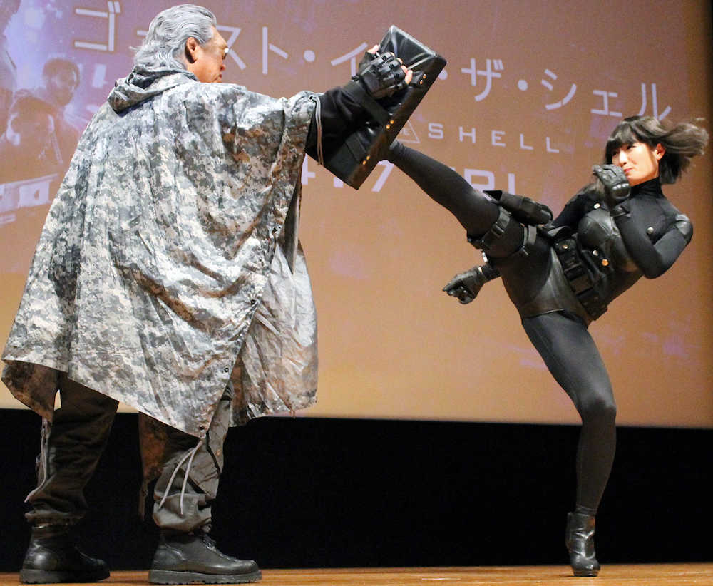 米映画「ゴースト・イン・ザ・シェル」のイベントで長州力に強烈なキックを見舞う武田梨奈