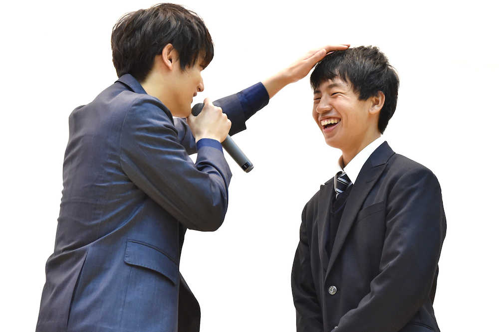 映画「ＲｅＬＩＦＥ（リライフ）」高校サプライズ訪問イベントで男子生徒に頭ポンポンをする中川大志