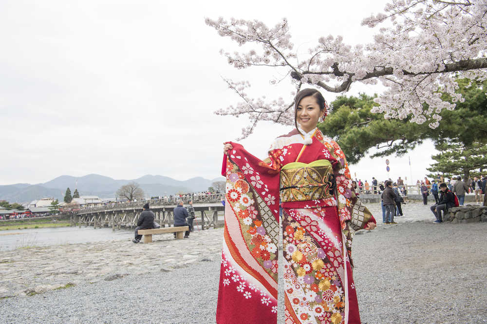 倉木麻衣“第二の故郷”１日観光大使　渡月橋で再紅白どすえ〜