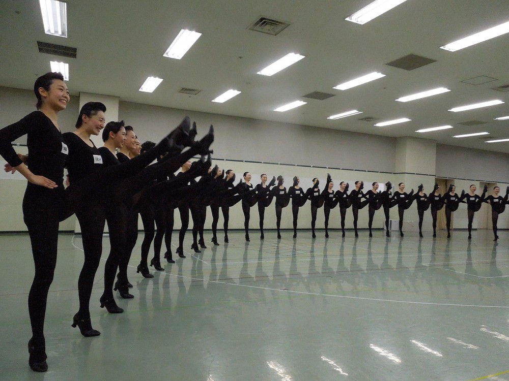 宝塚歌劇団１０３期生　笑顔を絶やさず恒例のラインダンス