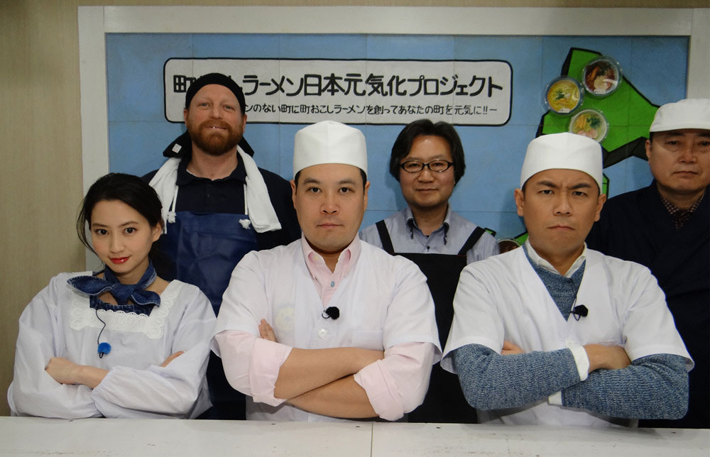（前列左から）河北麻友子、「タカアンドトシ」のタカとトシ（Ｃ）静岡第一テレビ