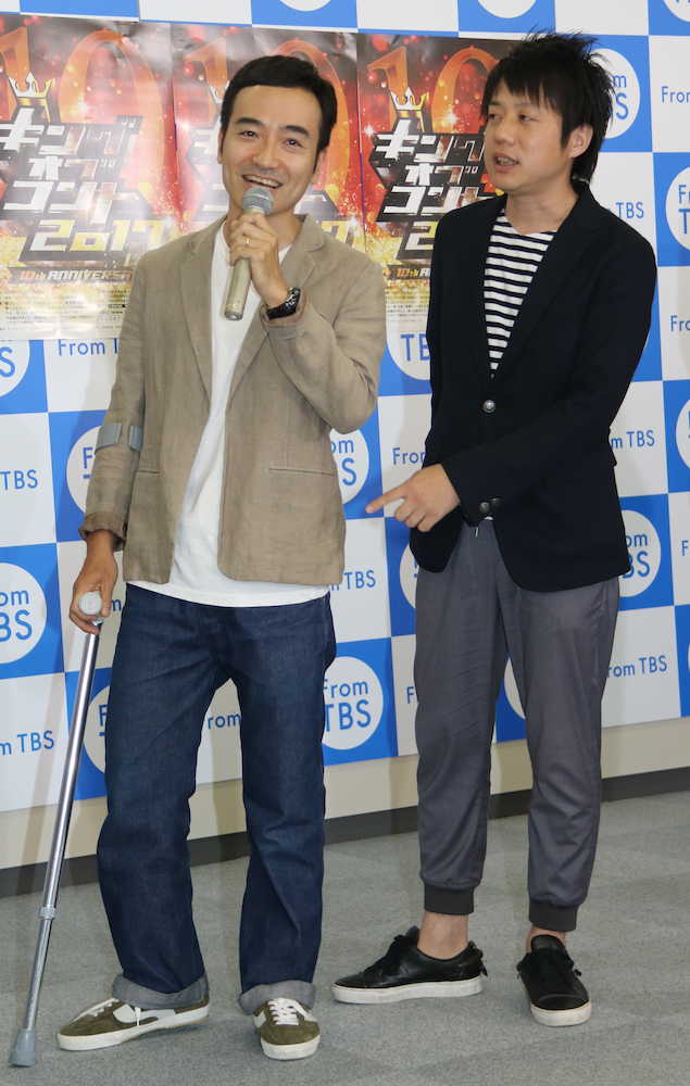 「キングオブコント２０１７」開催決定会見に松葉杖をついて出席した「かもめんたる」の岩崎う大（左）と槙尾ユウスケ