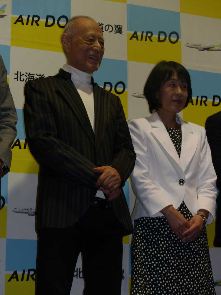 「生きとし生けるもの」の試写会に駆け付けた津川雅彦と高橋はるみ北海道知事