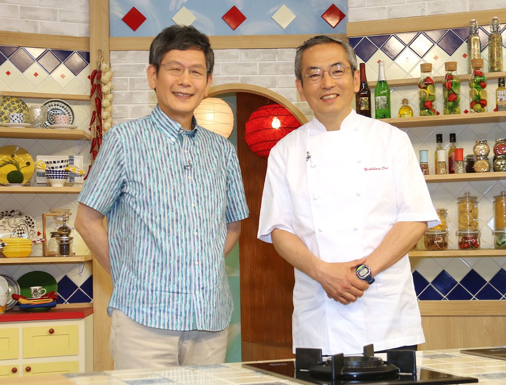 ＮＨＫ「きょうの料理」６０周年取材会に出席したフリーアナウンサーの後藤繁榮（左）と料理研究家の土井善晴氏