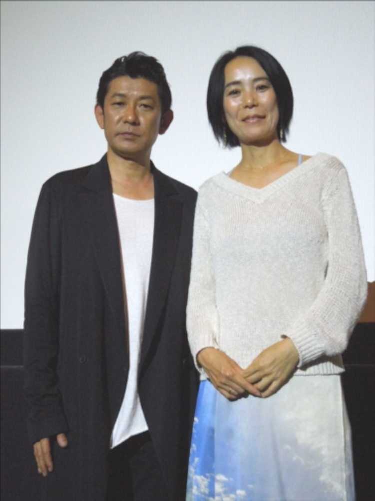 映画「光」の舞台あいさつに立った永瀬正敏（左）と河瀬直美監督　