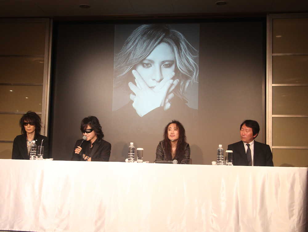 「Ｘ　ＪＡＰＡＮ」日本公演決行発表会見に出席した（左から）ＨＥＡＴＨ、ＴｏｓｈＩ、ＰＡＴＡ、ウドー音楽事務所長澤常務