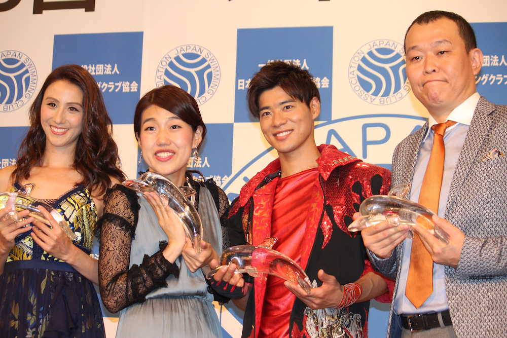 「第１８回ベストスイマー２０１７」表彰式に出席した（左から）道端カレン、横澤夏子、辻本達規、千原せいじ