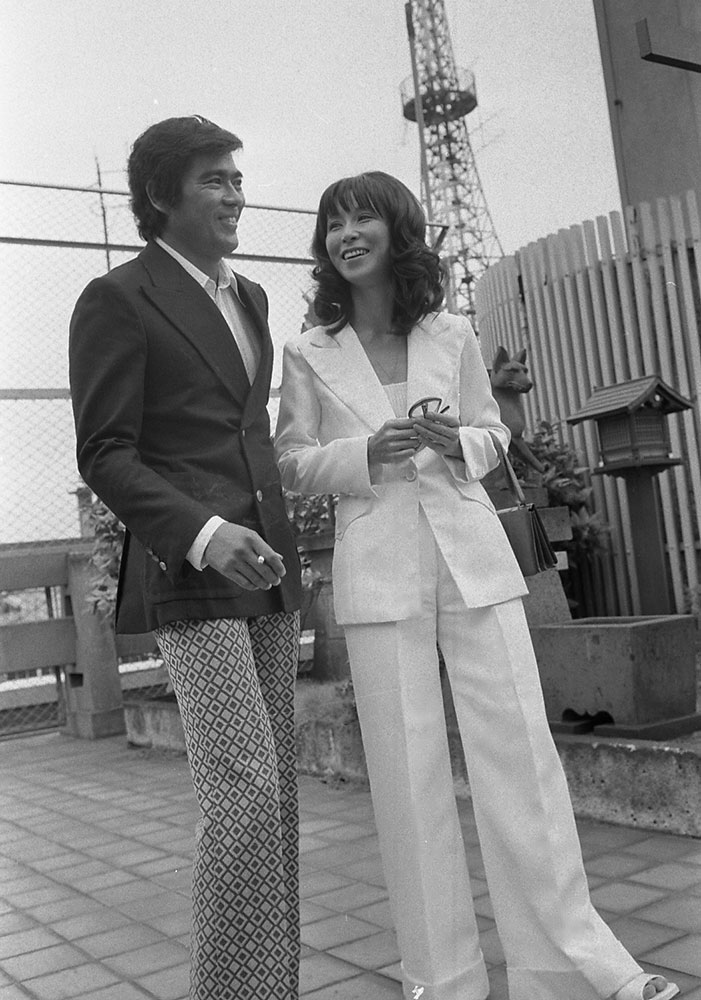 １９７２年９月、婚約を発表する千葉真一と野際陽子さん