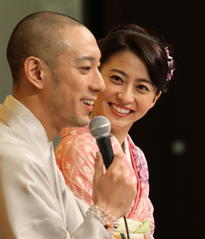 １０年１月２９日、婚約会見で笑顔を見せる市川海老蔵と小林麻央さん
