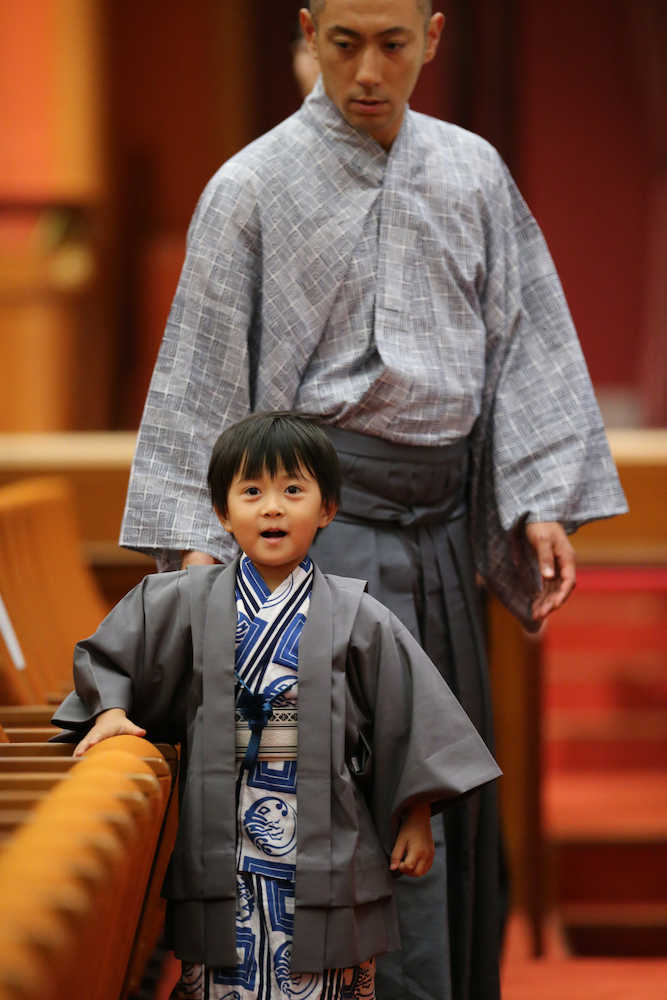 【画像・写真】麻央さん見守って…海老蔵＆勸玄くん　父子で宙乗り安全祈願