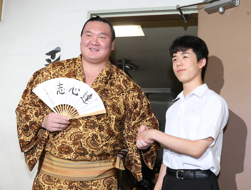 【画像・写真】＜大相撲名古屋場所４日目＞プレゼントされた扇子を手に藤井四段（右）と笑顔で握手する白鵬