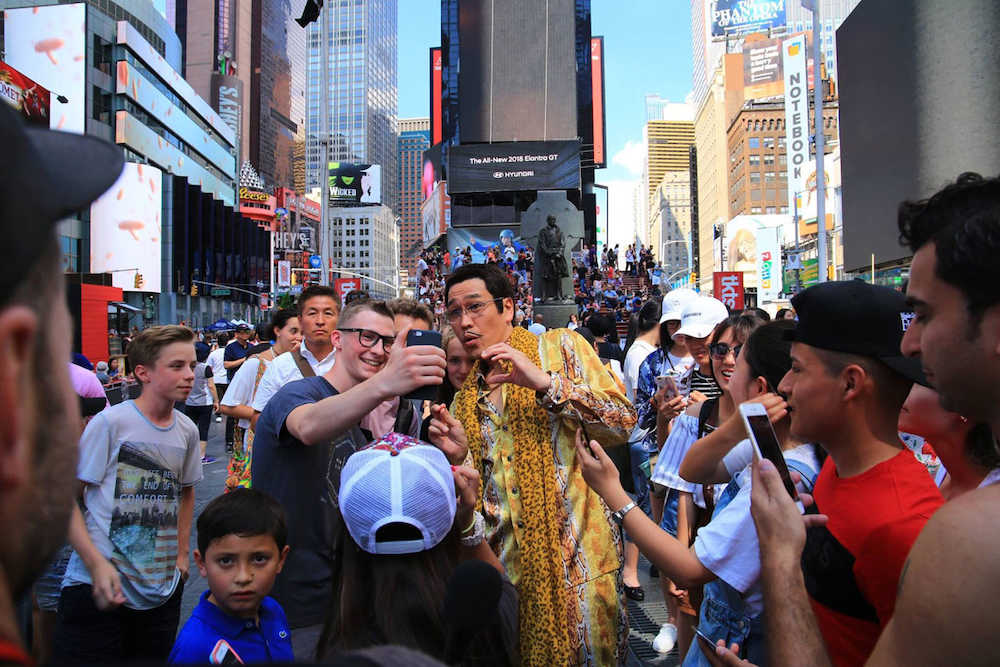 米ニューヨークのタイムズスクエア前で現地のファンに囲まれるピコ太郎