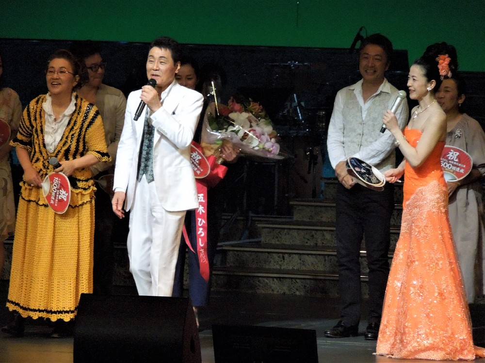五木ひろし、大阪・新歌舞伎座で座長公演１５００回　共演者祝福