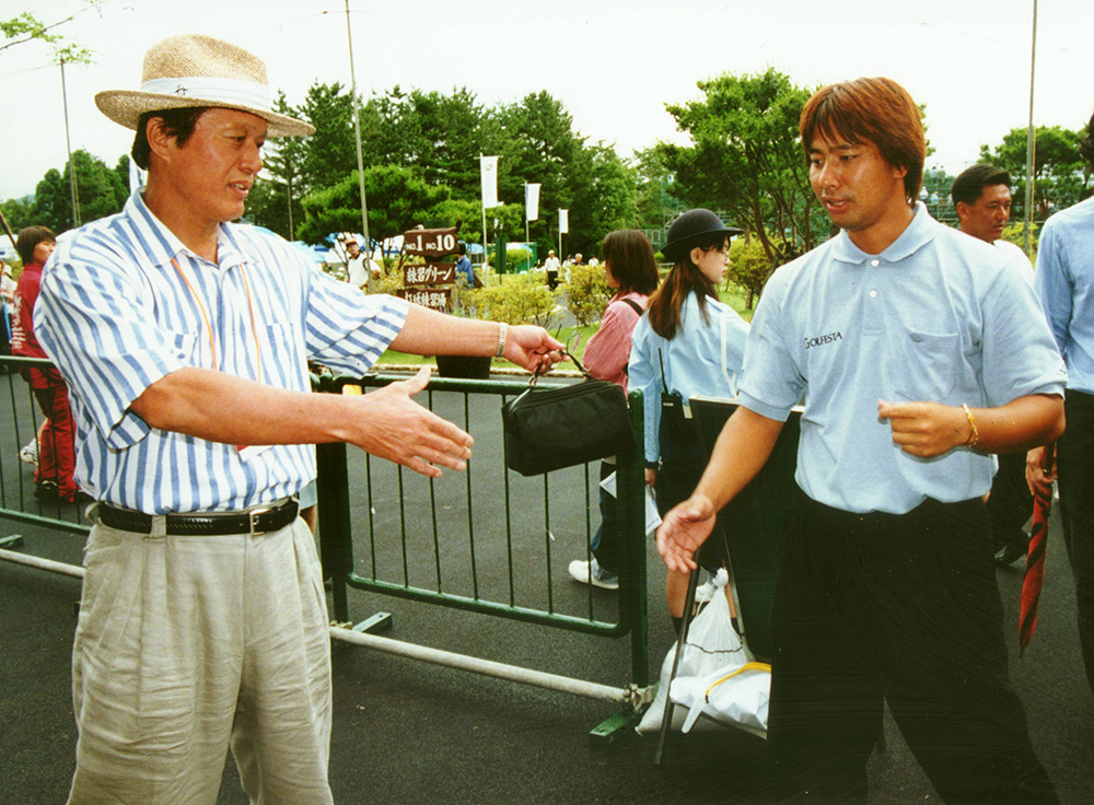１９９９年６月、プロゴルフツアー初出場も予選落ちし、釜本邦茂氏からねぎらわれる礒貝洋光氏