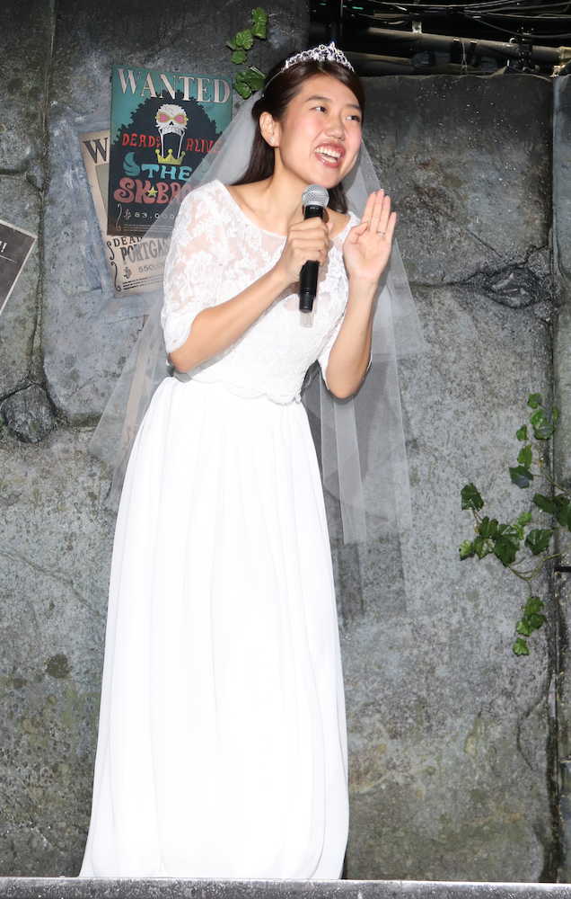「ＯＮＥ　ＰＩＥＣＥ」連載２０周年記念記者発表会にウエディングドレス姿で駆け付けた横澤夏子。左手薬指には指輪がキラリ