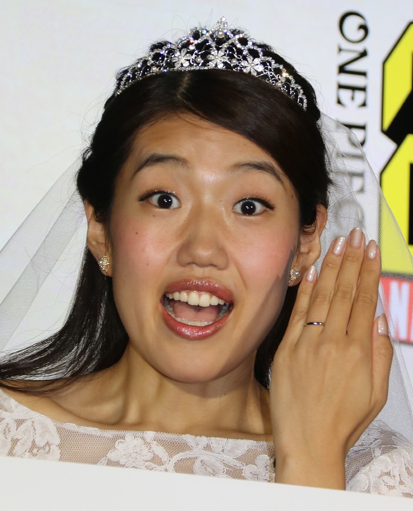 「ＯＮＥ　ＰＩＥＣＥ」連載２０周年記念記者発表会で指輪を見せ、笑顔を見せる横澤夏子